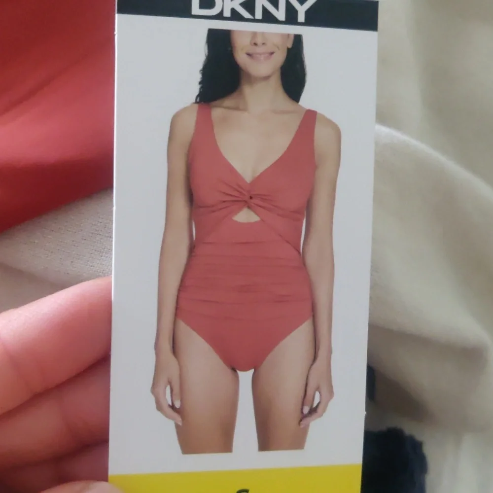 New!DKNY Y2K Women's Standard Twist Front Keyhole One Piece Swimsuit Rust Orange